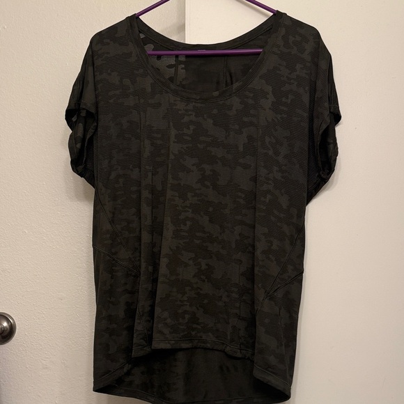 EUC Lululemon Miles Ahead Short Sleeve Top in Deep Camo Size 10 - Picture 3 of 5